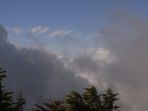 雲の切れ間から富士山も顔を出しました