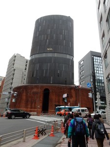 黒く塗られた円筒形の不思議なビル