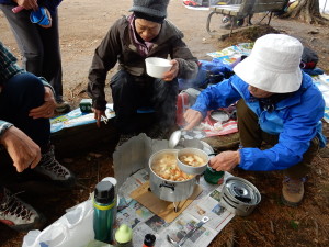 埜歩歩名物はっとう汁がアッと言う間に出来上がり