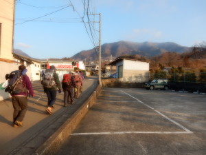 正面にこれから登る扇山が見えています
