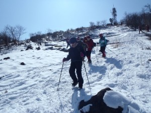 下山です。スノーシューをアイゼンに変えて