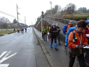 ９：００ バスを降りたところから地図を頼りに右へ行くか、左へいくか・・・