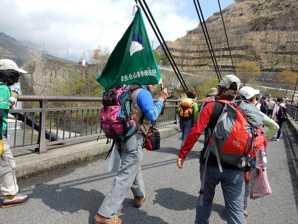 西部ブロック旗を掲げて、植樹の会場に移動します。