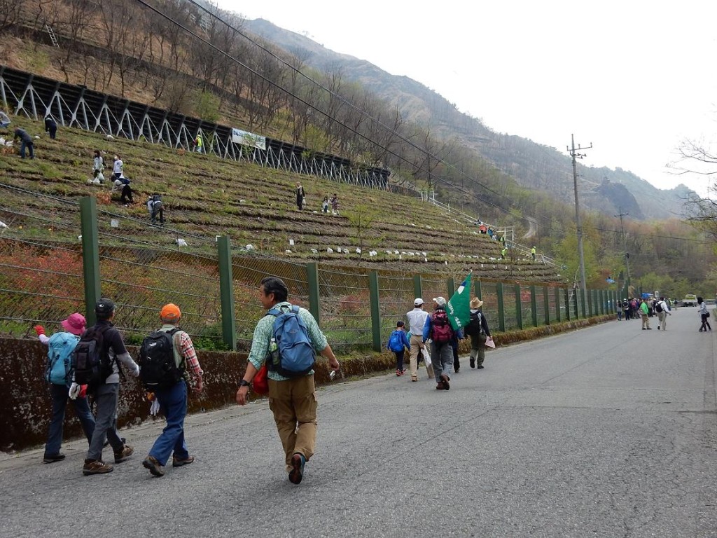 今年の植樹場所はアカン沢下部です。登らなくてよいので楽ですが・・・