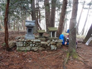 ９：２７ 目標地点②には小さな祠がありました