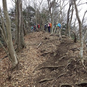 １０：０６ 仏果山の稜線に出ました