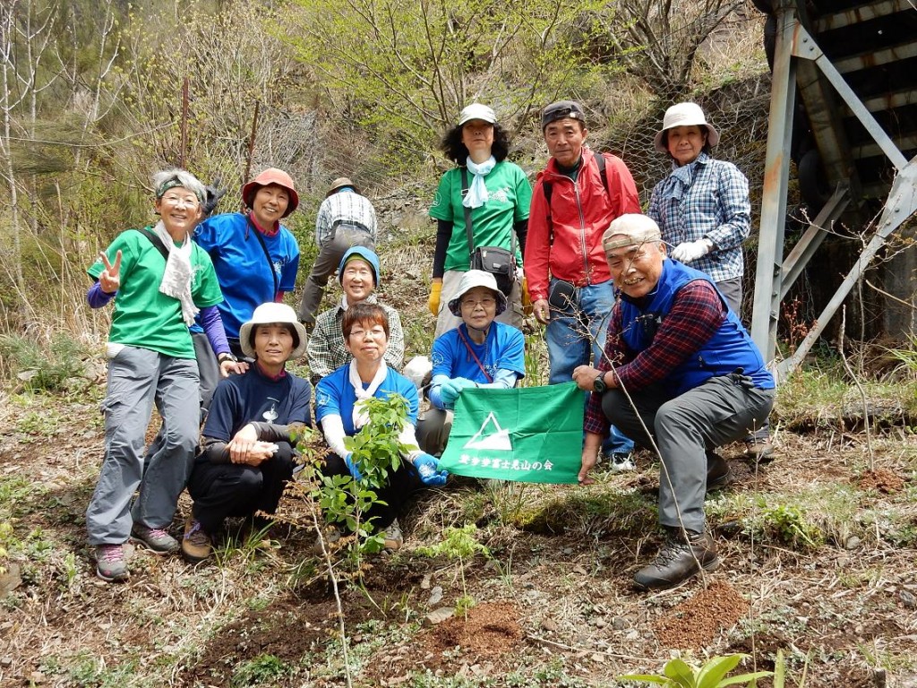 運んだ苗木を全部植えて記念撮影。埜歩歩富士見山の会では10名が参加しました