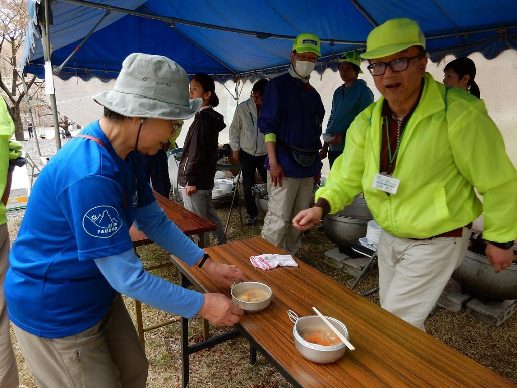 植樹が終わって、主催者側の用意してくれた豚汁をいただきます。とてもおいしい。