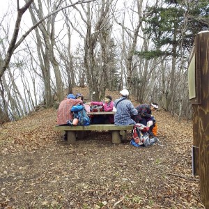 １１：００ いくつかのピークを過ぎ、なだらかなベンチのある広場でランチタイム