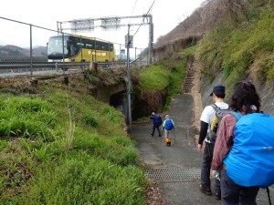中央自動車道をくぐれば藤野駅です。