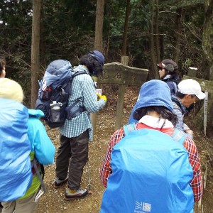 １１：４７ 革籠石山(640m)に到着。難しい山名です。