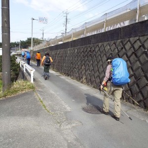 車道に出たから、バス停はもうすぐ。