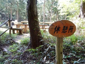 イスとテーブル。立派な休憩所です。そのうち車でやってきた人も利用するのでしょう