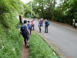 長いコースもそろそろ終わりです。この車道を行けば梁川駅です。