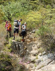 急な岩崖を今度は下ります。前の人と少し間を空けます。 