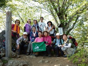 二度目の集合写真、何故か視線はバラバラ。 