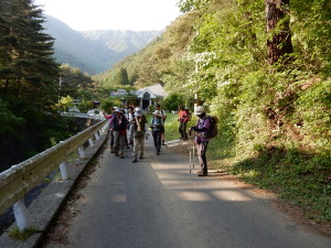 山道が終わり、そろそろ湖畔の道路に出そう。 