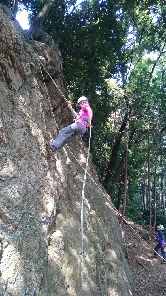 懸垂下降の練習。まずは緩やかな斜面で
