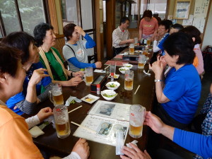 慰労会。駅近くの蕎麦やさんの好意で貸し切りです。