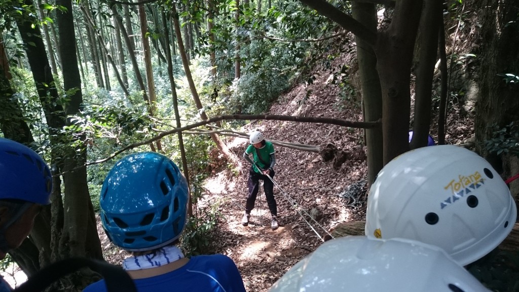 懸垂下降の練習。まずは緩やかな斜面で