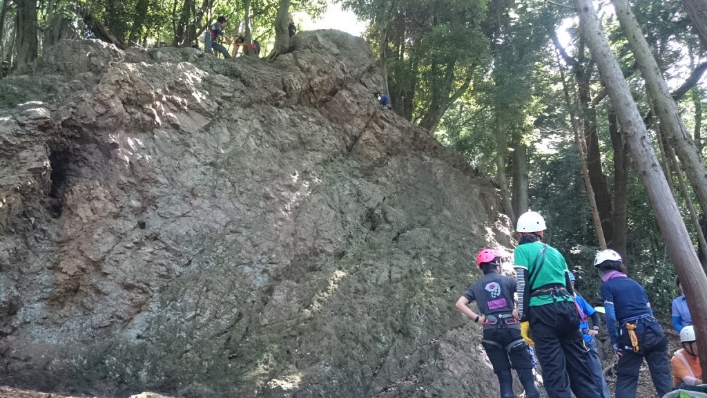 岩場を前に注意事項を確認