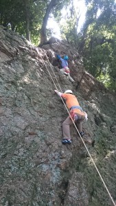 みんな頑張って岩壁を登ります