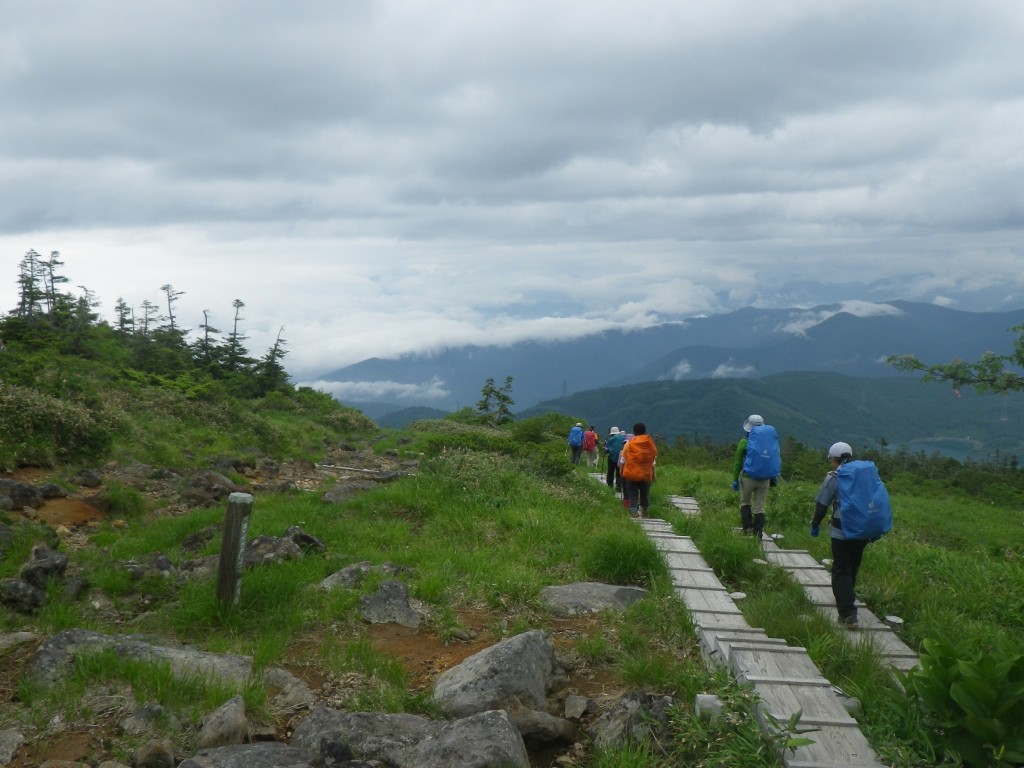 雨足に追いつかれぬよう足早に下ります
