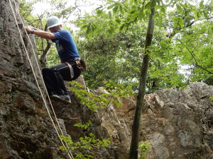 岩から身体を離して