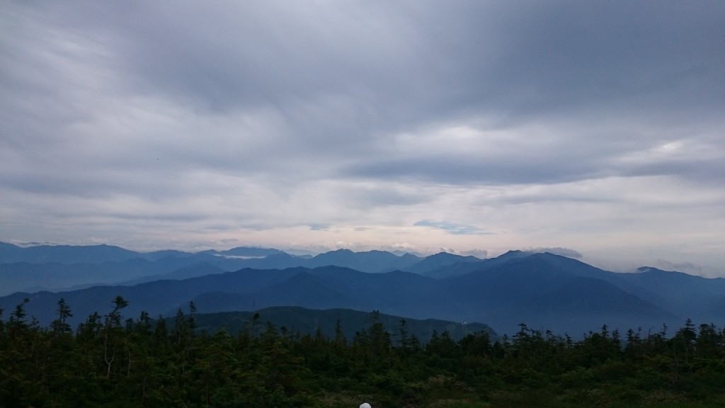 合目を越えると周りの山々が目に飛び込んで来ます