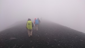 途中から雨交じりのガスに包まれ景色を楽しむどころではなくなりました