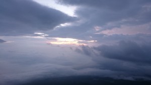 朝日に見送られ今日もスタート