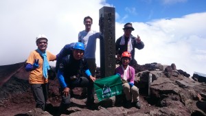 「やったぁー」全員無事に日本最高峰に登頂成功