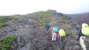 急な岩場を登って行きます