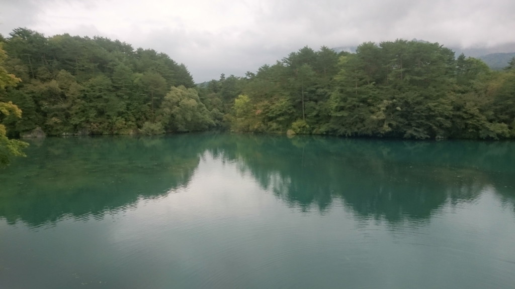 5分も歩くとすぐさま毘沙門沼に到着。