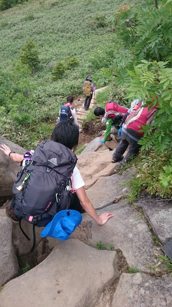 [股スリ岩」を股を擦らずに越えていきます