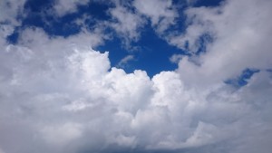 時折顔を見せる青空が眩しい