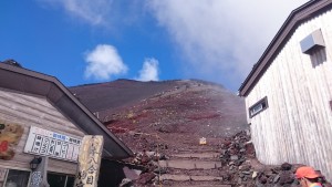 8合目に到着、やっと山頂が見えてきました