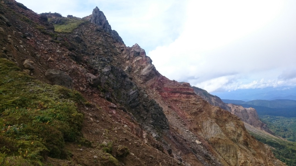 磐梯山の裏側は岩だらけです。