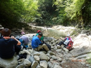 河原で昼食です
