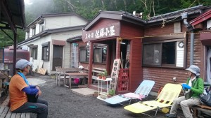 5合目の佐藤小屋に到着、お昼休憩