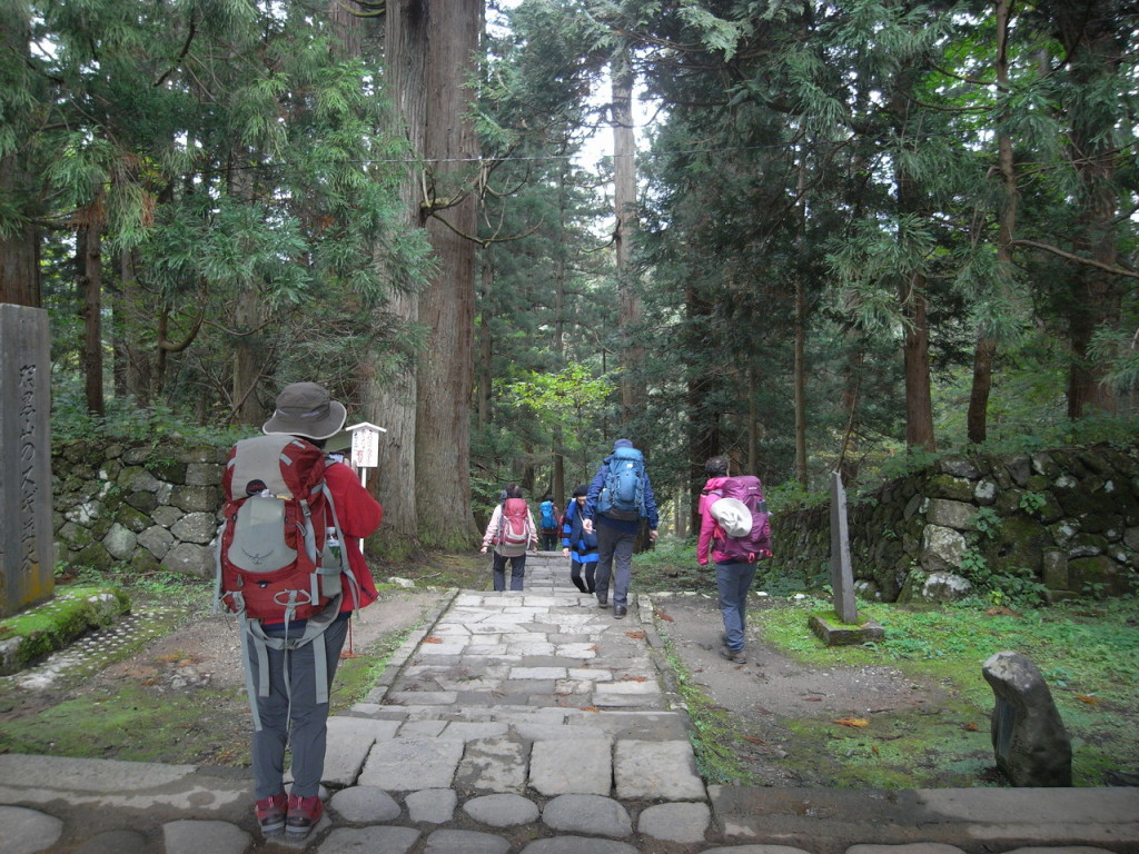 石段は2446段、さぁ出発です。
