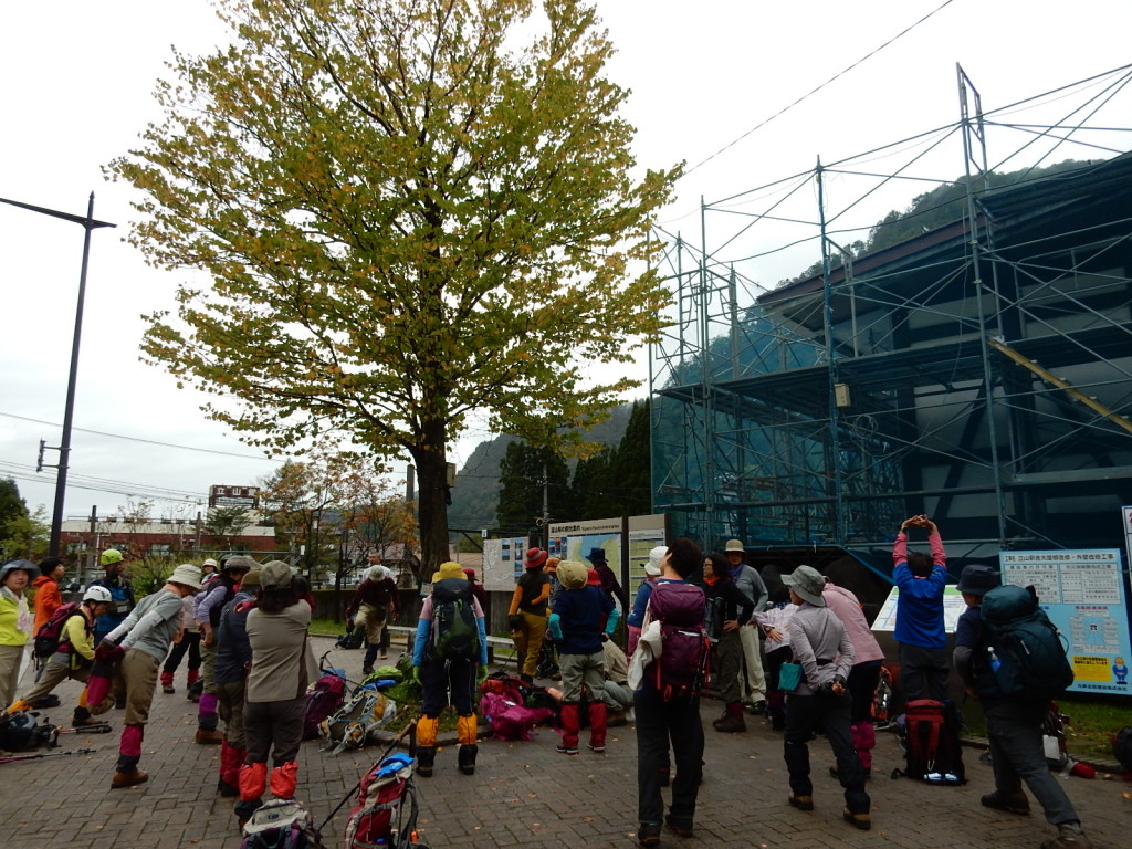 2日目いよいよ立山旧道、材木坂の登山、準備体操をして 