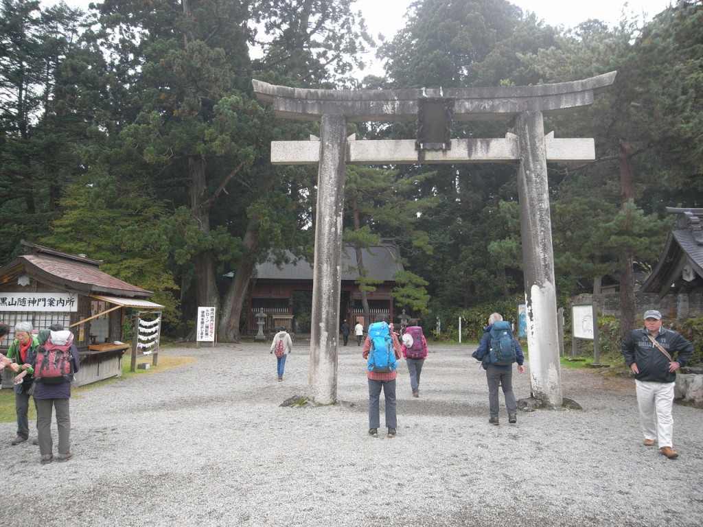 参道入口の随身門です。