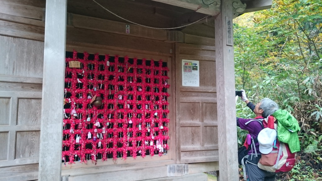 途中の縁結び神社に興味津々。