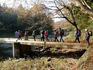 嵐山渓谷ビューポイント、冠水橋を渡ります