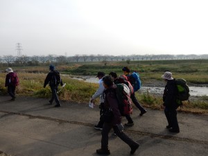 都幾川のほとりを嵐山駅に向かいます