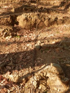 多峯主山手前の鎖。子供のみ使用可。