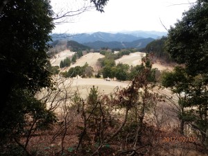 広いゴルフ場を横目に歩く、歩く・・・。